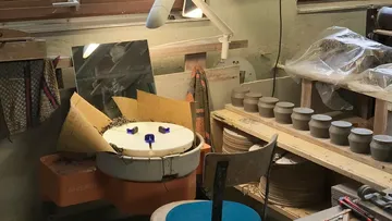 Töpferstudio mit einer Töpferscheibe und Ton.