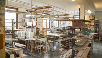 Töpferstudio mit Regalen und Ausrüstung