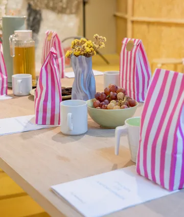 Tisch mit Snacks und farbenfrohem Dekor.