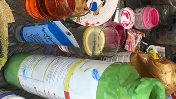 Künstlerbedarf und Trinkgläser auf dem Tisch.