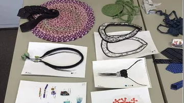 Handgemachtes Kunsthandwerk und Zeichnungen auf dem Tisch.