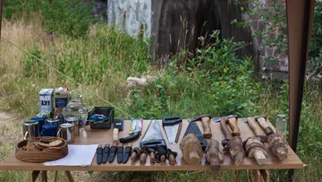 Werkzeuge für die Holzbearbeitung und Snacks auf dem Tisch im Freien.