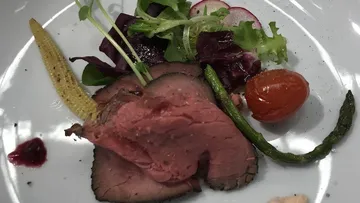 Rinderbraten in Scheiben mit Salat und Gemüse.