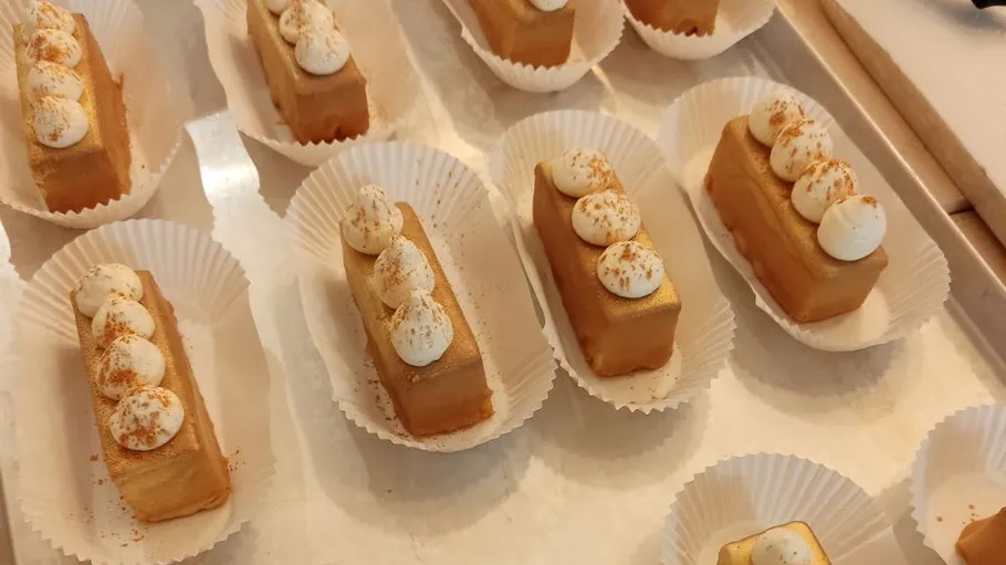 Kuchen mit Schlagsahne und Zimt, in Schalen.