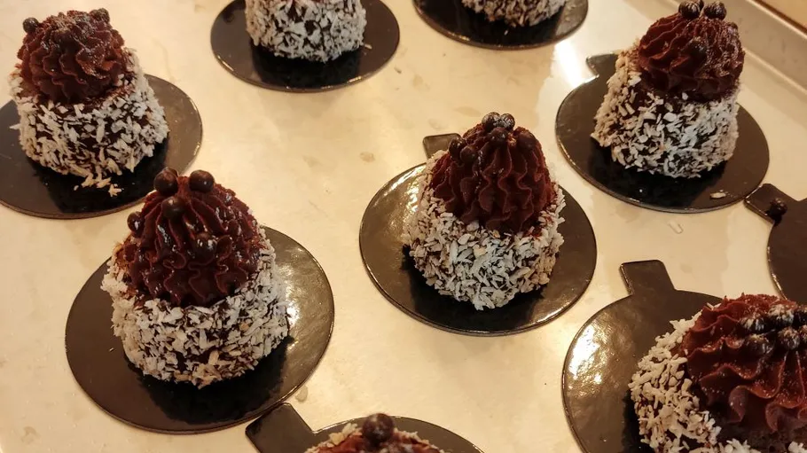 Schokoladen- und Kokosnussdesserts auf schwarzer Basis.