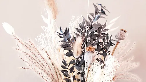 Arrangement aus getrockneten Blumen und Blättern.