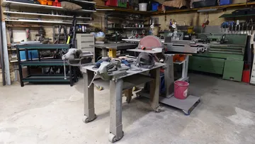 Metallwerkstatt mit verschiedenen Werkzeugen und Geräten.