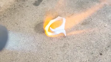 Weißer Ring, der auf dem Bürgersteig schmilzt und brennt.