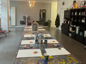 Kunststudio mit Leinwänden zum Malen.