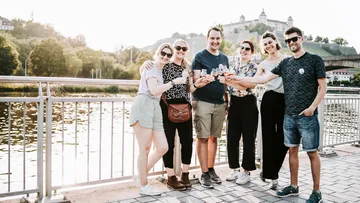 Gruppe von Menschen, die an einem Fluss tosten.