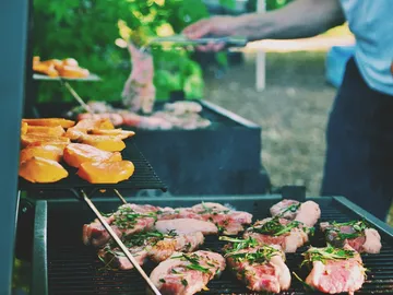 Fleisch und Gemüse grillen, im Freien, bei Tageslicht.