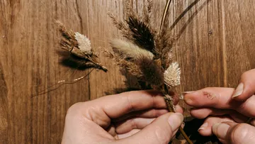 Handgefertigtes Trockenblumenarrangement auf dem Tisch.