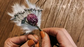 Handgefertigtes Blumenarrangement auf dem Tisch.