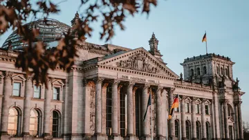 Reichstagsgebäude, wehende deutsche Flagge, aufgenommen im Herbst.
