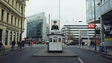 Checkpoint Charlie-Stand auf der Berliner Straße.