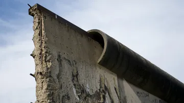 Fragment der Berliner Mauer gegen Himmel.