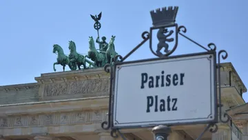 Pariser Platz sign, Brandenburg Gate background.