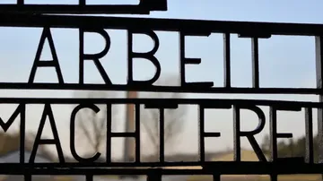 Metalltor mit Text: Arbeit Macht Frei.