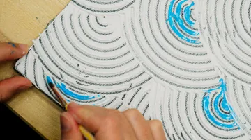 Handbemalung von Blau auf konzentrischen Kreisen.