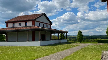 Wiederaufbau einer römischen Villa unter blauem Himmel.