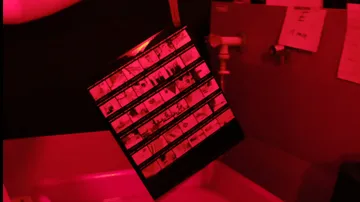 Kontaktblatt in der Dunkelkammer mit rotem Licht.