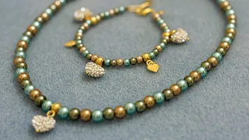 Set aus Halskette und Armband mit Perlenherz