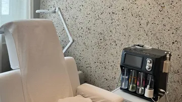 Spa treatment chair and device in room.