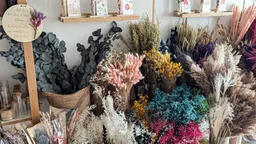 Bunte Trockenblumen, in Körben angeordnet.