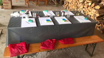 Kunstwerkstatttisch mit Malzubehör.