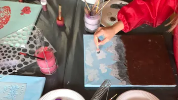 Kindermalerei auf Leinwand am Kunsttisch.