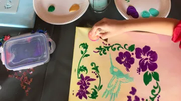 Schablonenkunst mit Blumen- und Vogelmalerei für Kinder.