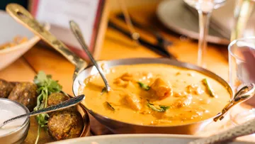Indisches Curry, serviert mit gebratenen Bällchen auf dem Tisch.