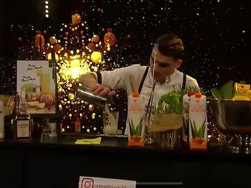 Barkeeper mixt Getränke an einem stilvollen, beleuchteten Ort.