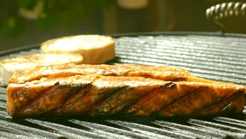 Gegrilltes Lachsfilet auf dem Barbecue-Grill.