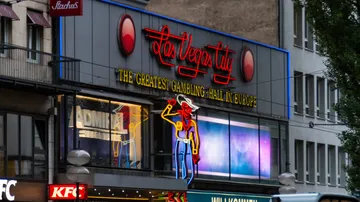 Gebäude mit Neonreklamen für eine Spielhalle.