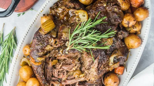Gekochter Schmorbraten mit Kartoffeln und Rosmaringarnitur.