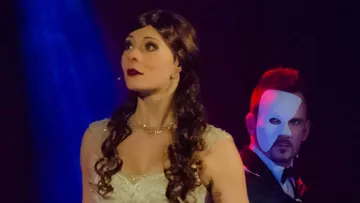 Zwei Schauspieler in Theaterkostümen auf der Bühne.