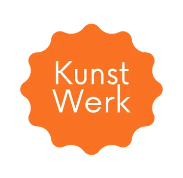 Orangefarbenes Abzeichen mit dem Text „Kunst Werk“.