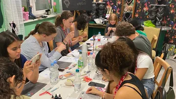 Basteln in Gruppen in einer Workshop-Umgebung.