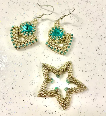 Türkisfarbene Perlenohrringe auf glitzernder Oberfläche.