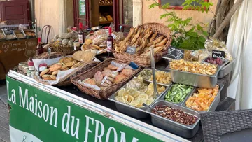 Verschiedene Brotsorten und Snacks auf dem französischen Markt im Freien.