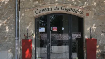 Steinfassade mit der Aufschrift „Caveau du Gigondas“.