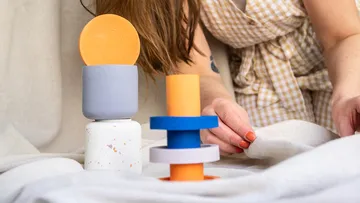 Bunte geometrische Formen, die auf einem Tisch dargestellt werden.