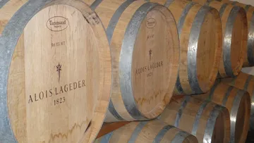 Weinfässer aus Holz im Lagerbereich.