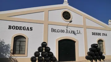 Weißes Gebäude mit Fässern, Delgado Zuleta, Spanien.