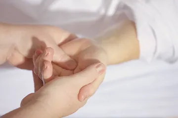 Person, die drinnen eine Handmassage erhält.