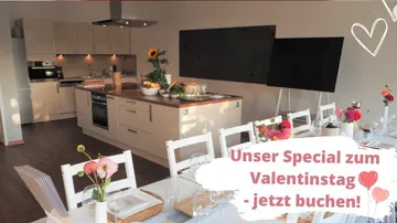 Moderne Küche mit Esstisch, Werbetext zum Valentinstag.