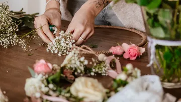 Handgefertigter Blumenkranz auf Holztisch.