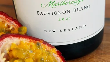 Sauvignon Blanc-Flasche mit Passionsfrucht.