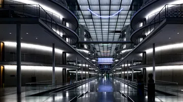 Moderner Flur mit futuristischem Lichtdesign.